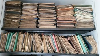 Interne Beratung Interne Beratung: Akten in einem Regal