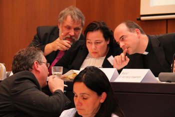 Teilnehmer des Diözesanen Forums bei einer intensiven Beratung